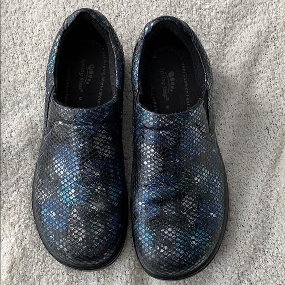 Comfy cute scrub shoes! - Picture 1 of 2